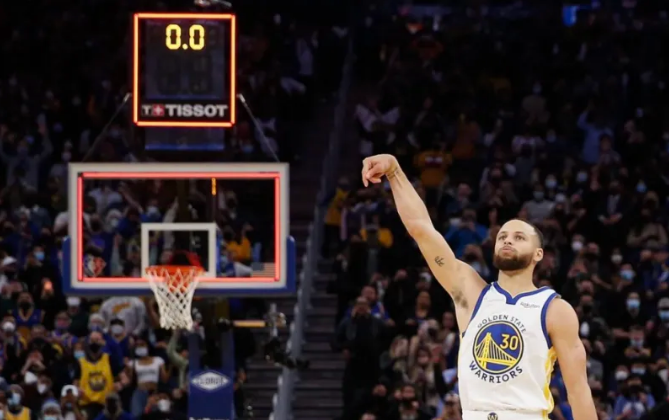  布朗森超远三分压哨绝杀尼克斯险胜篮网保留悬念