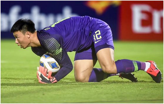  兰斯门将神勇发挥多次扑救保住主场不败